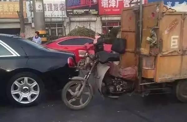 三轮车车主剐蹭百万豪车正不知所措, 小伙一句