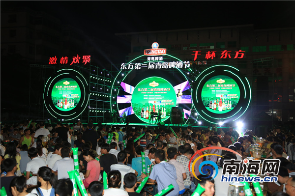东方第二届青岛啤酒节自7月8日拉开序幕,每晚的东方体育馆热力四射,人气爆棚,受市民游客共同点赞,据了解,每晚近万人次现场欢聚。青岛啤酒节金牌互动活动酒王争霸赛在闭幕夜上演巅峰对决,揭晓价值4999元金球花落谁家。 市民节日,乐享丰富多彩文艺大餐 东方青岛啤酒节传承自响誉全球的青岛国际啤酒节,是政府搭台,企业唱戏,丰富市民文化生活的利民生的文化活动及拉动消费促进城市经济发展的举措,本届啤酒节吸取第一届的经验,现场的布置和节目安排都有进一步的提升,不但透射城市文化底蕴又焕发时尚激情深受市民游客欢迎。