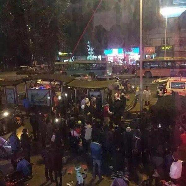  豪车堵公交站台  - 3023新闻 - 3023.com