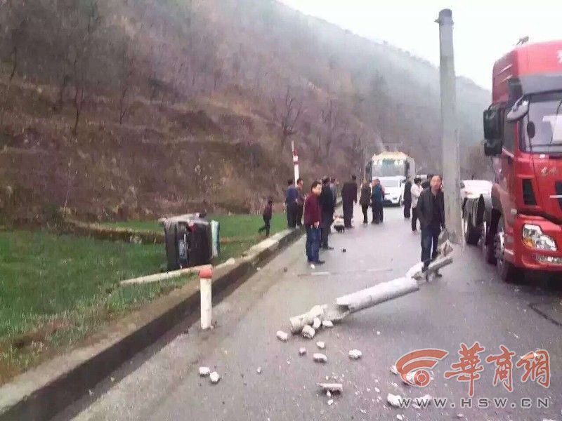 商洛一司机无证驾驶 轿车冲出路面撞电线杆致