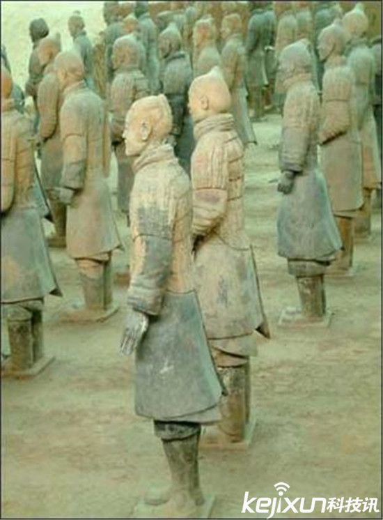 专家呼吁如果还不采取任何措施加以保护,那么在100年内兵马俑将会遭到更严重腐蚀,鼻子和发型都有可能消失殆尽,双臂也有可能从身体上脱落。到时兵马俑坑看上去与煤田没有什么两样,不再有任何美学价值。 楚霸王项羽入关后,曾以三十万人盗掘秦陵 据《三辅故事》记载,楚霸王项羽入关后,曾以三十万人盗掘秦陵。在他们挖掘过程中,突然有一只金雁从墓中飞出,一直朝南飞去。斗转星移过了几百年,有一位三国太守张善还见到了这只金雁。 司马迁和班固都留下黄金为凫雁之说 浏览史书,我们发现司马迁和班固都留下黄金为凫雁之说。至于说金