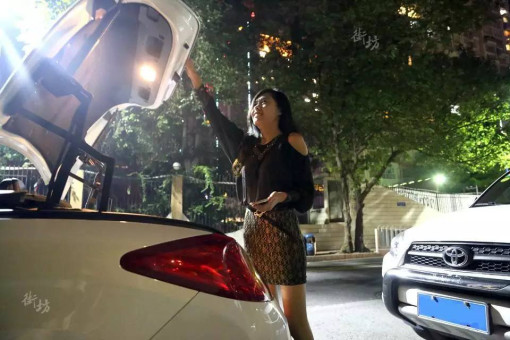 晨晨从小的梦想就是开着跑车,副驾驶上坐着自己的爱犬。现在梦想实现了,但前路还是充满着各种挑战,她希望能靠自己的努力让父母过上安稳舒适的生活。 如果您喜欢这篇文章请转发到朋友圈和大家分享哦!!!! 2105年最火爆的田七马油皂产品:请添加微信chy497331811 或扫一扫下方二维码