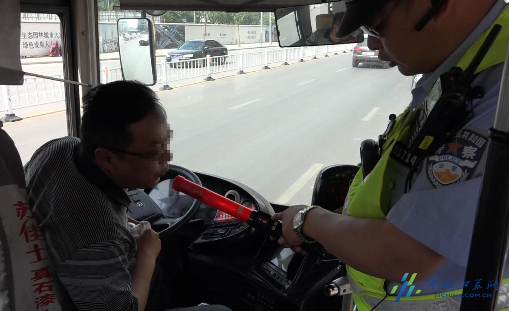 公交车出小事故 一查司机竟是隔夜酒驾 - 302
