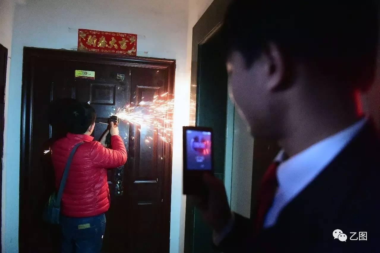 法院执行锯开老赖房门, 8旬老人持刀相对 - 社会