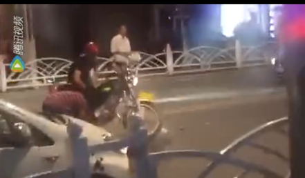 南安闹市两歹徒飞车抢劫 抢完手机抢包还想抢