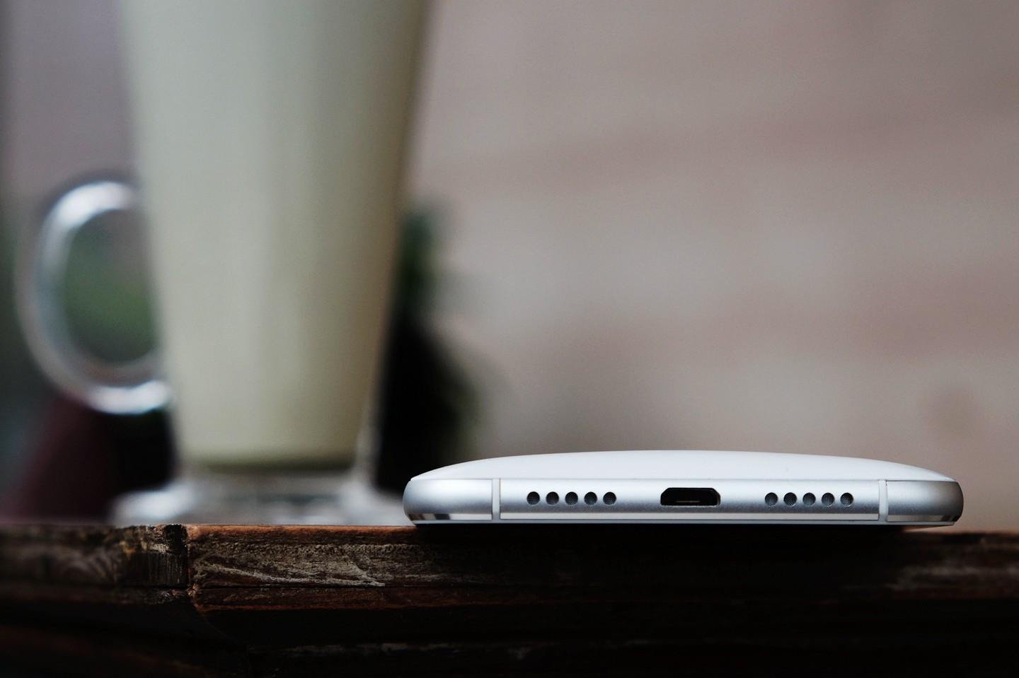 除了高性价比, 这部手机还把对称之美做到了极