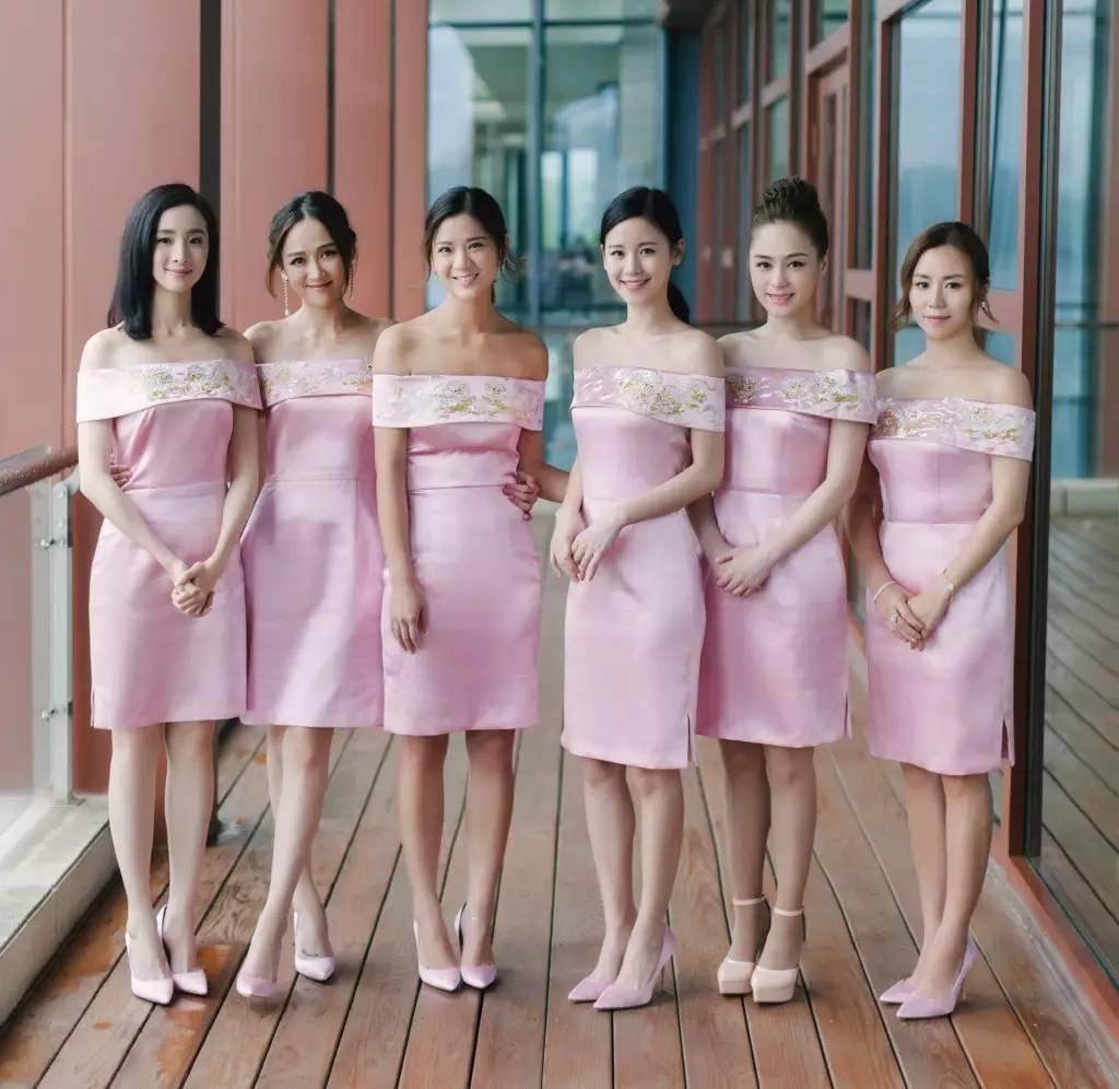 嗨,美妞们,你们是否经常会因为一些身材上的缺陷而纠结呢?比如腿粗~ 腿粗不是病,成为标签却很要命,平常人如此,明星也不例外。拥有绝世美颜的阿娇,自出道起,腿粗就成她的一个形容标签,前阵子当陈妍希陈晓的伴娘,同为伴娘的陈乔恩传照时,替她把腿P细被发现,就这样上了微博热搜,成为阿娇腿粗的又一证据。 没有陈乔恩这样的好姐妹帮P图, 就完全暴露了她的粗腿了。 就连本该清纯维美的写真, 都被一双粗腿给破坏了, 整个画面里, 粗腿占了二分之一! 其实, 阿娇是拥有所有人都称赞的美颜的啊, 无论是正脸还是侧脸,