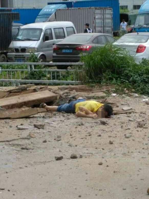 深圳一工地钻井爆炸, 围观路人被炸死 - 3023.c