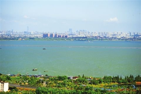 但由于视线被无锡市内的高楼遮挡,园区的其他地标建筑看不到.