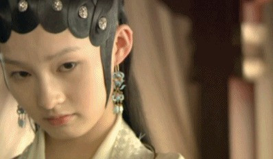 点击加载图片 李沁凭借《新红楼梦》里的薛宝钗一角正式走入观众们的