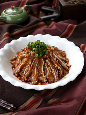 今天要为大家介绍的这道美食,它的要食材是猪耳朵.