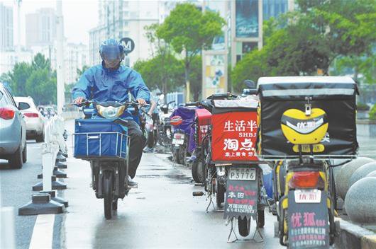 订餐APP催热外卖骑手 月入过万得跑96个全