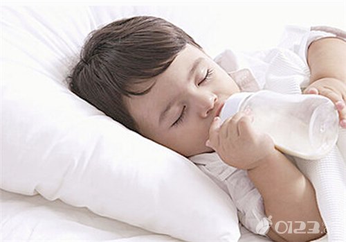 宝宝含奶瓶睡觉易患奶瓶龋 奶瓶龋齿如何治?
