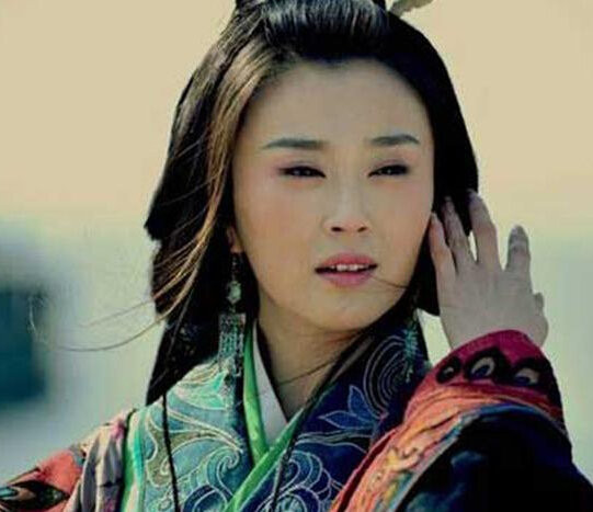 江东美女小乔,此外她还有一个姐姐叫大乔,是孙策的老婆.