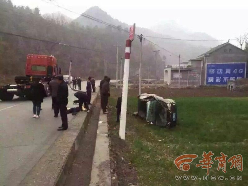 商洛一司机无证驾驶 轿车冲出路面撞电线杆致