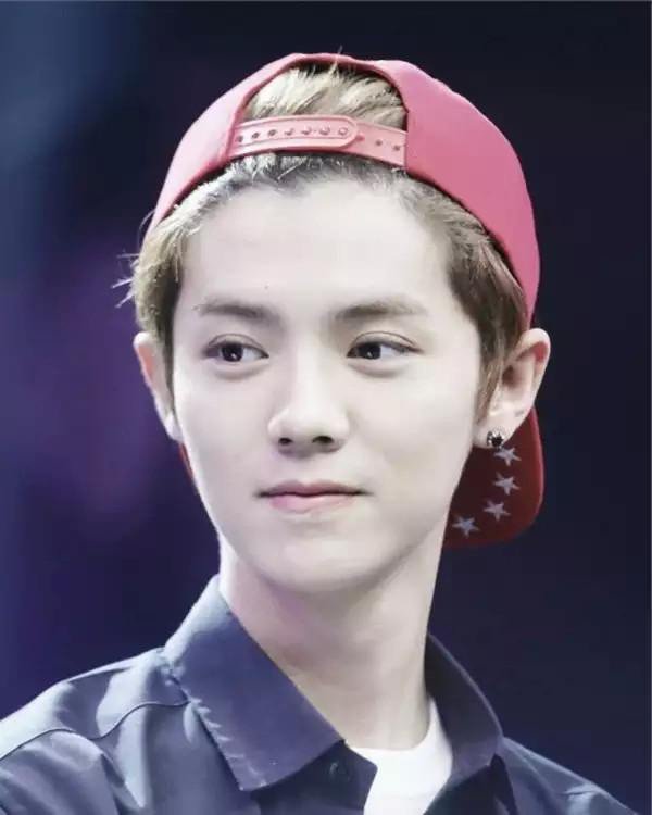 exo鹿晗,灿烈候机室自拍 鹿晗的头是灿烈的几