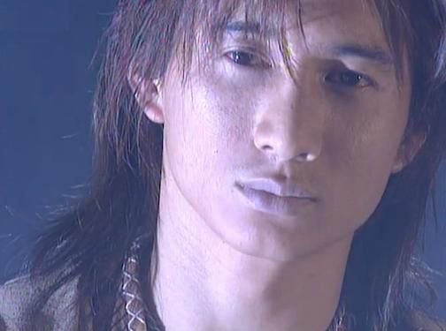 首播时间:2003 年 3 月 主演:苏有朋、贾静雯、高圆圆 《倚天屠龙记》,金庸笔下被翻拍过无数次的殿堂级作品,03 年这部由张纪中监制的国产之作也曾被奉为经典。 多情傻呆选手张无忌(苏有朋饰)偶遇蒙古郡主赵敏(贾静雯饰),井下生情,摸脚为誓。又遇少时恩人,峨嵋弟子,心机 girl 周芷若(高圆圆饰),再生孽缘。03版的《倚天屠龙记》描绘了一代年轻人对异性YY的所有幻想,那时的赵敏与周芷若,那时的高圆圆与贾静雯 「到这一步才不管他是好还是坏,因为你想和他谈爱。」《爱上张无忌》,我才不要什么恩怨江湖,帮