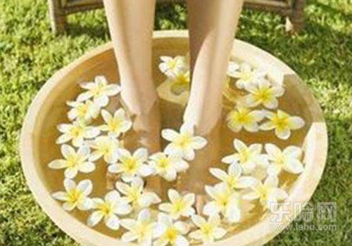 生姜水泡脚的功效与作用 - 3023.com