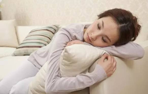 还可以这样看: 1,起床时——看感觉:如果每天早晨起床时觉得特别疲劳