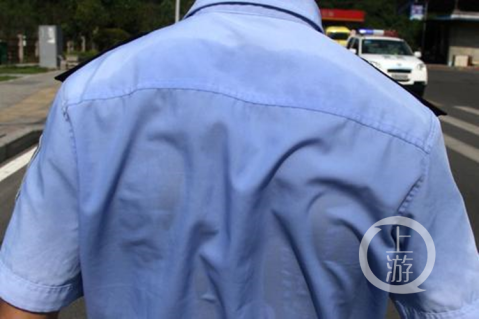 大写的心疼! 民警50℃高温下执勤 衣服被汗水湿透