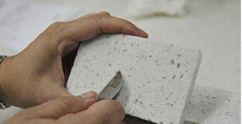 另外好的石英石背后肯定会有这样的切割纹路,因为石英石硬度还是很大