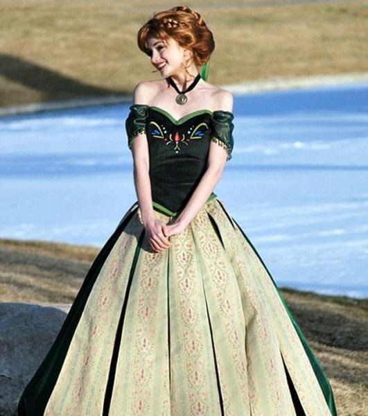 美国女子天生童话公主脸 热衷扮演各种角色