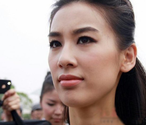 2001年参加第三届舒蕾世纪星选美大赛,获得全国总冠军,从此踏入娱乐圈