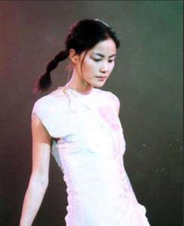 没有最平只有更平 盘点中外搓衣板女神