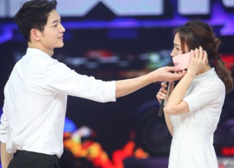 李晨晒与宋仲基合照 宋仲基为粉丝亲密扎发