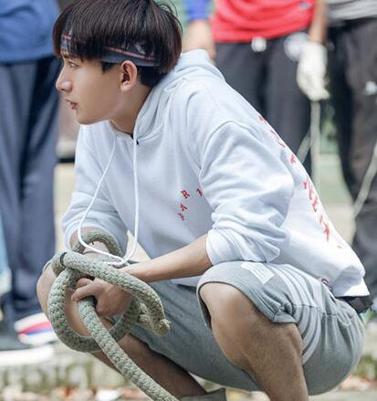 《一年级》成毅痛失男一号 被派去当武行粉丝心疼不已