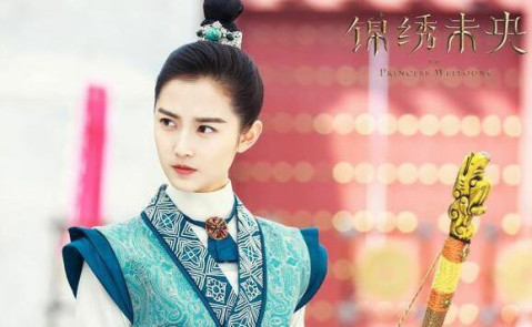 相反,剧中九公主的扮演者是一位新人,初入演艺圈,虽然她在剧中的戏份