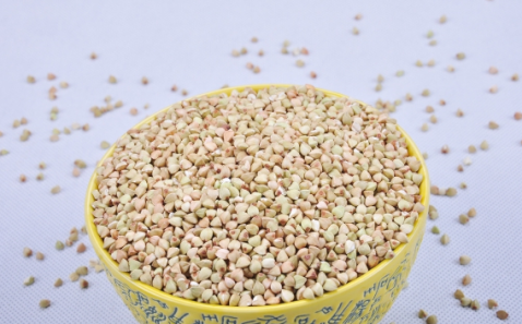 (4)搭配羊肉,青菜,胡萝卜丁,木耳一起炒.